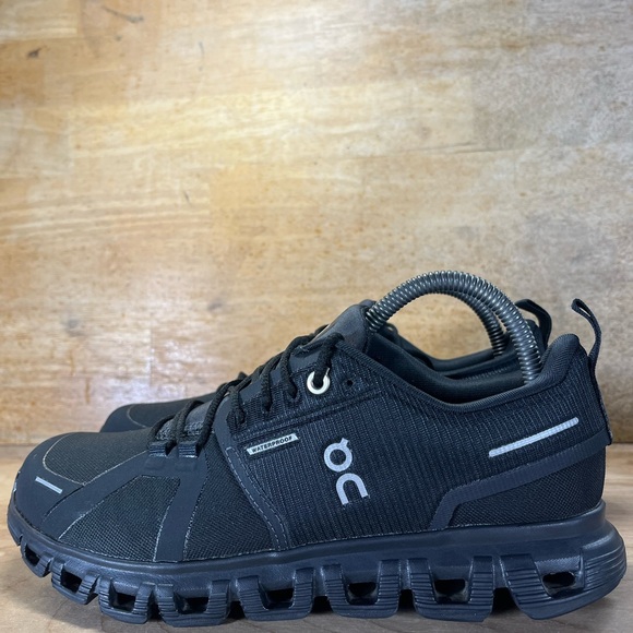 On Cloud 6 WATERPROOF REFLECTIVE Womens Size 8.5 Running Shoes Sneakers Black - Picture 4 of 12